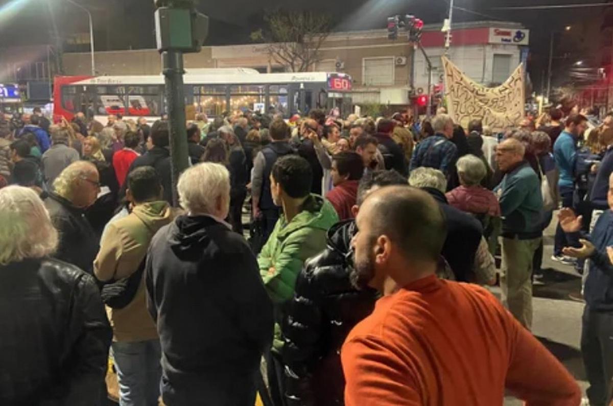 FOTO: La protesta de un grupo de personas de movimientos de jubilados.  