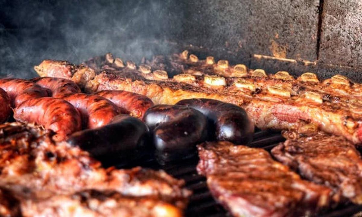 FOTO: Una parrilla revive tradiciones y ofrece cortes únicos en un ambiente familiar