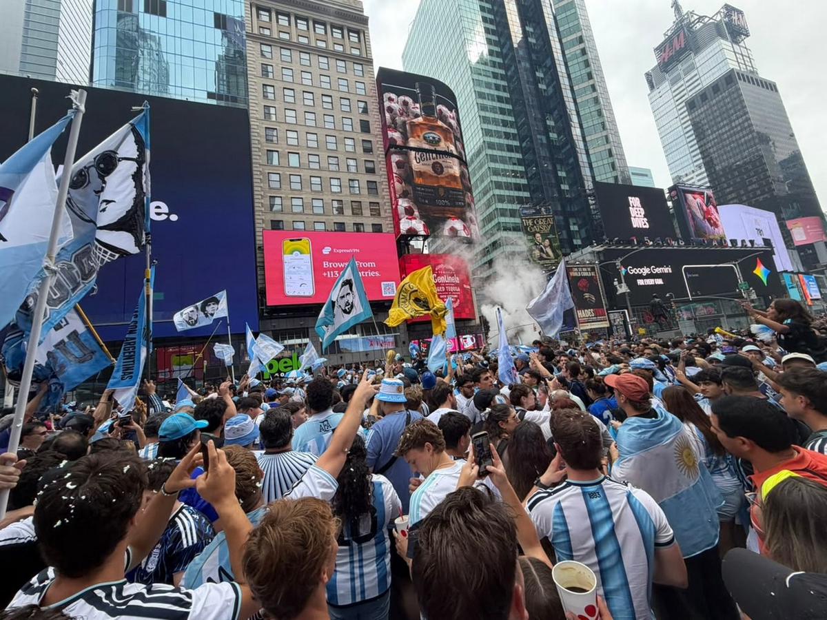 Multitudinario banderazo argentino en el Times Square Garden.