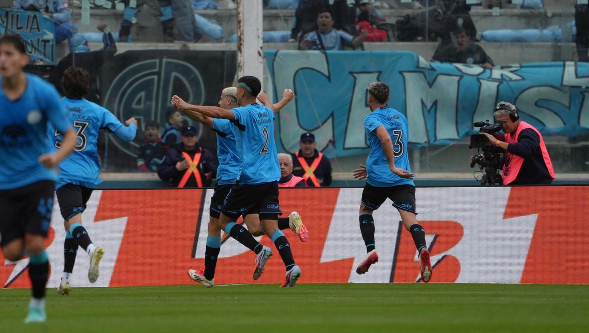 El plantel de Belgrano celebra el gol de Morales. (Foto: Daniel Cáceres/C3)