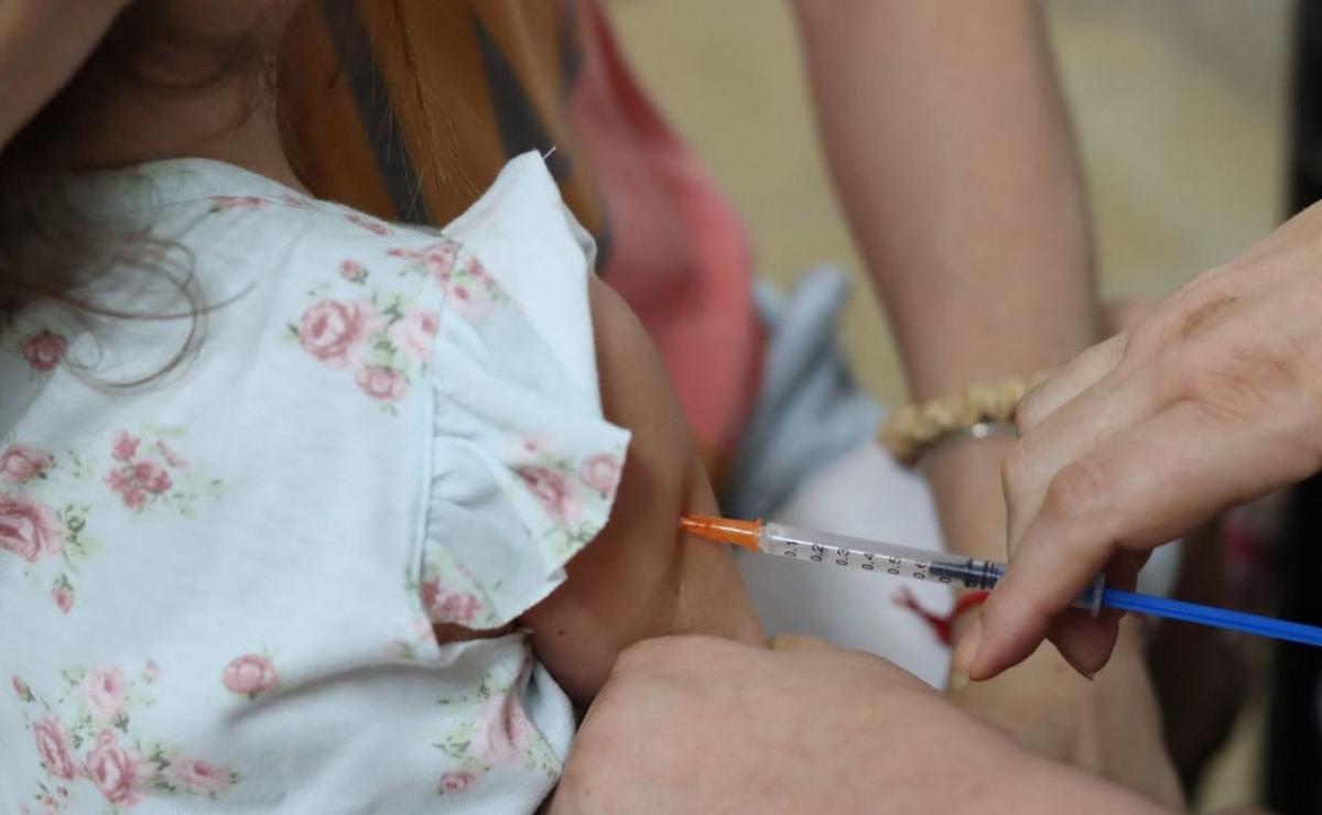 Salud activó la investigación, la búsqueda de contactos y el refuerzo de vacunación