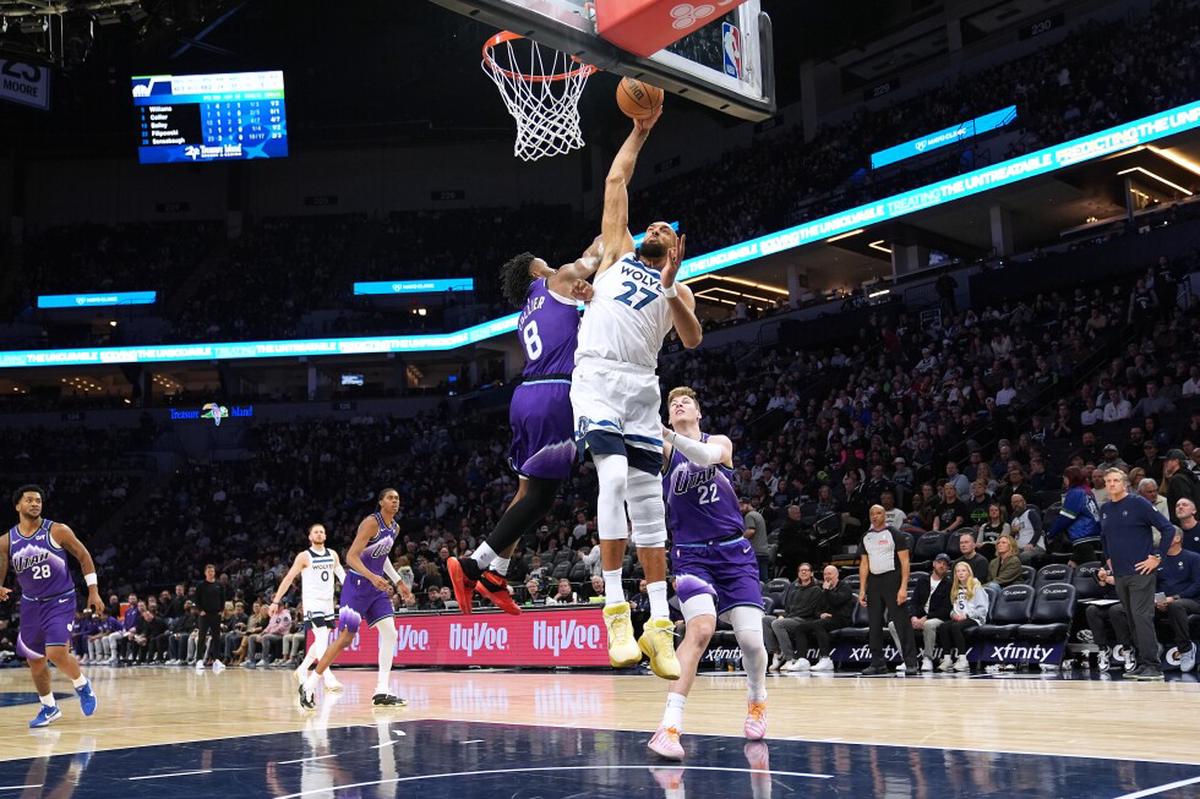 Dosunmu impulsa paliza de Timberwolves 147-111 ante el Jazz