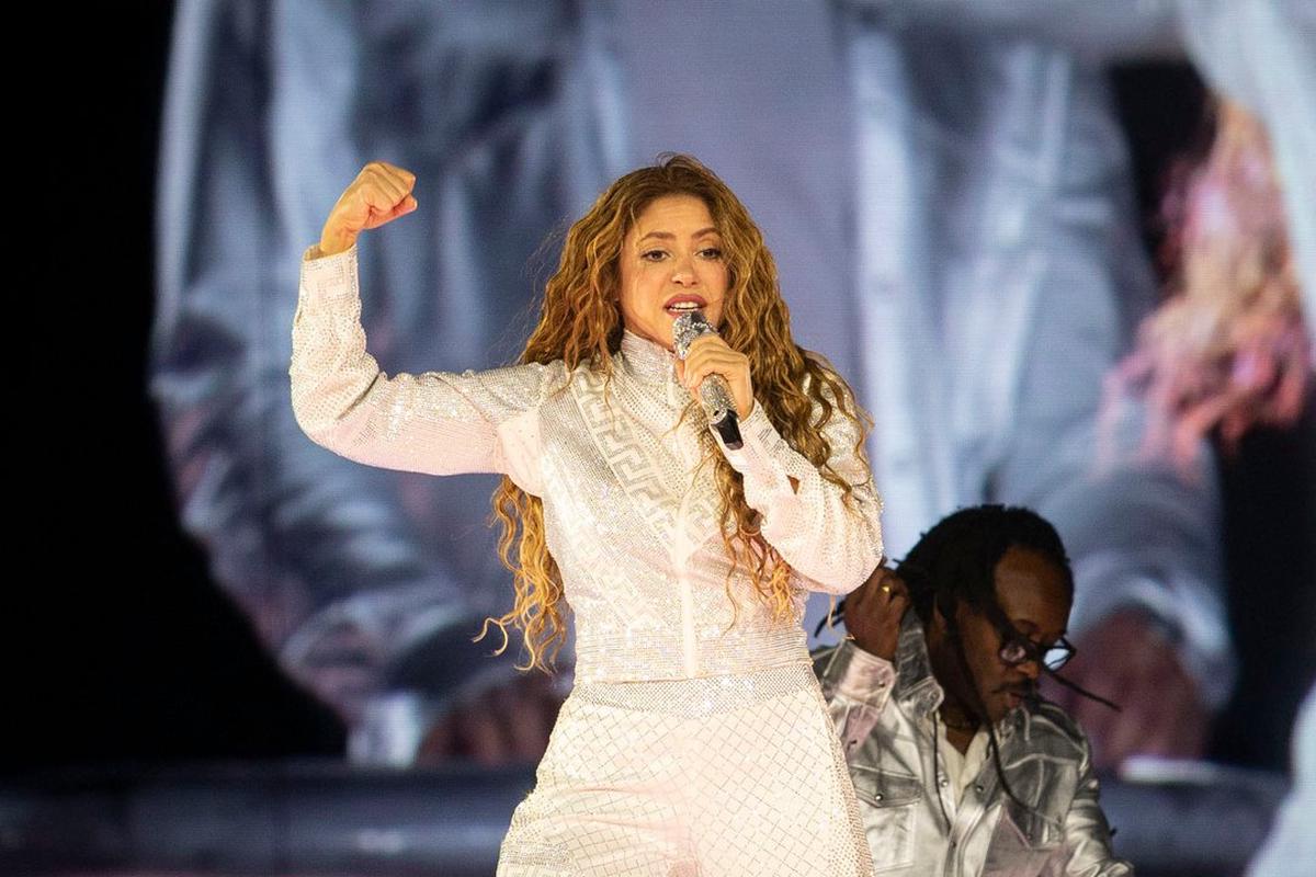 Shakira lloró ante 400 mil personas en el cierre de su gira en México.