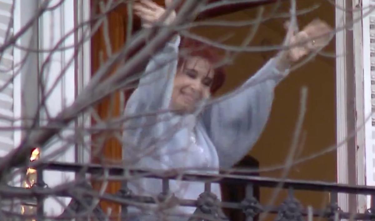 Cristina Kirchner volvió a saludar a la militancia desde su balcón