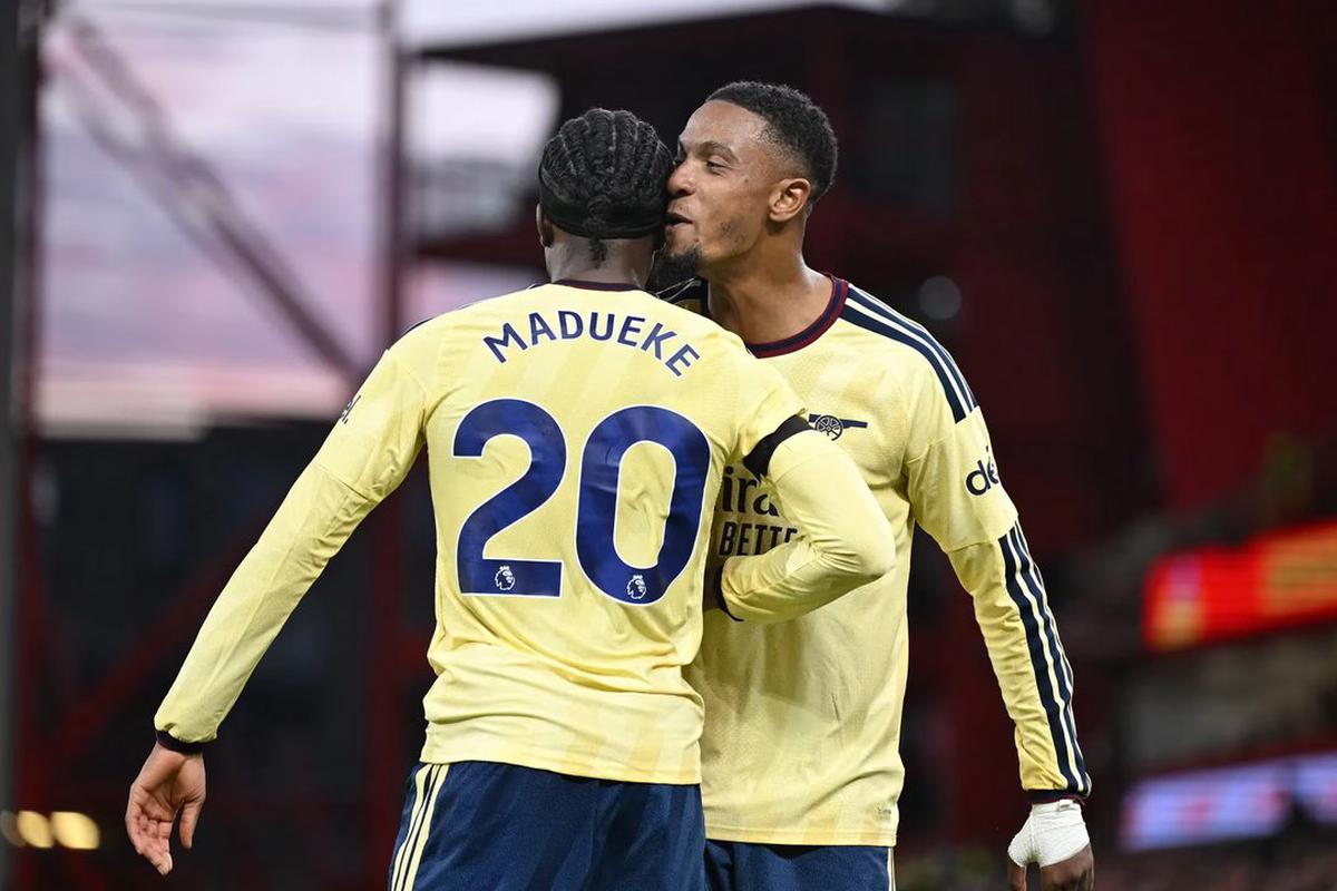 Noni Madueke festeja su gol.