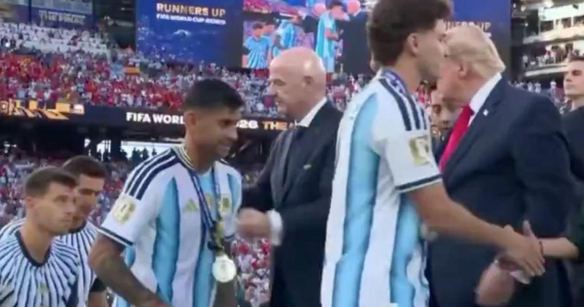 Momento en el que Cristian Romero recibe la medalla plateada de parte de Gianni Infantino y sigue de largo sin saludar al presidente Donald Trump