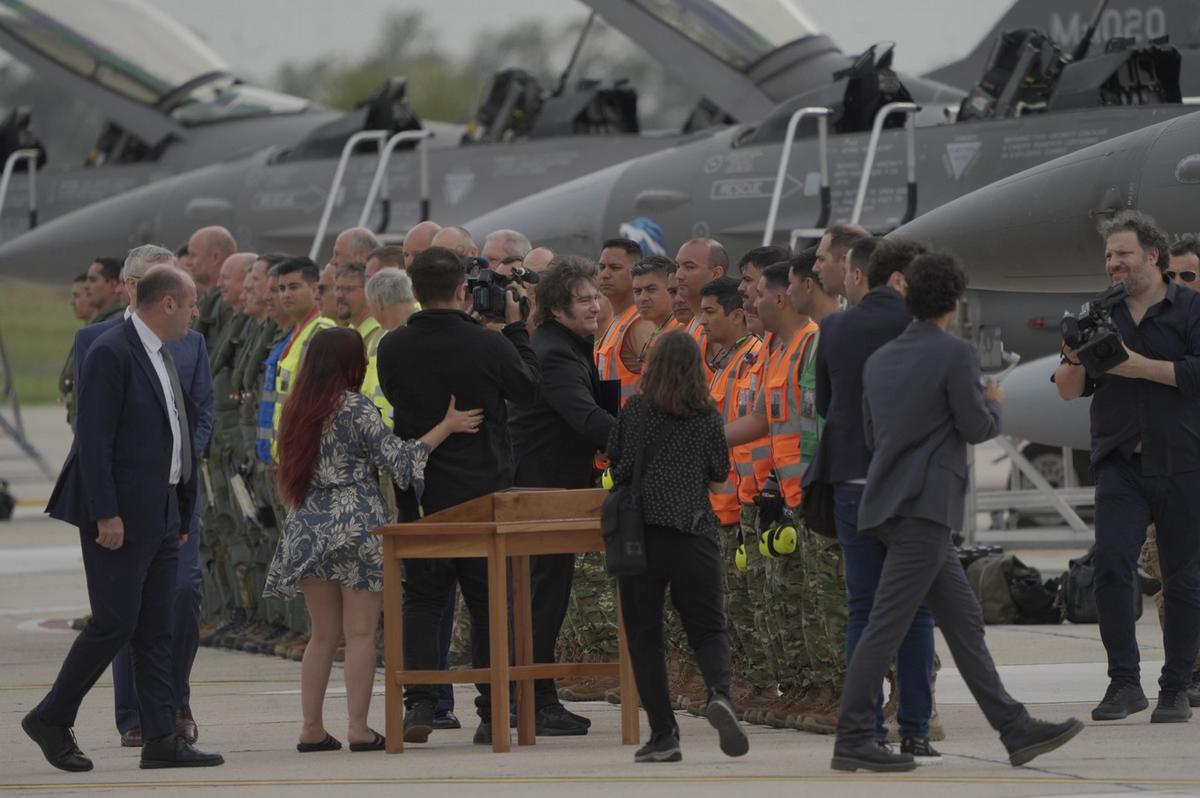 El Presidente presentó los F-16 en Las Higueras. (Foto: Daniel Cáceres/Cadena 3)
