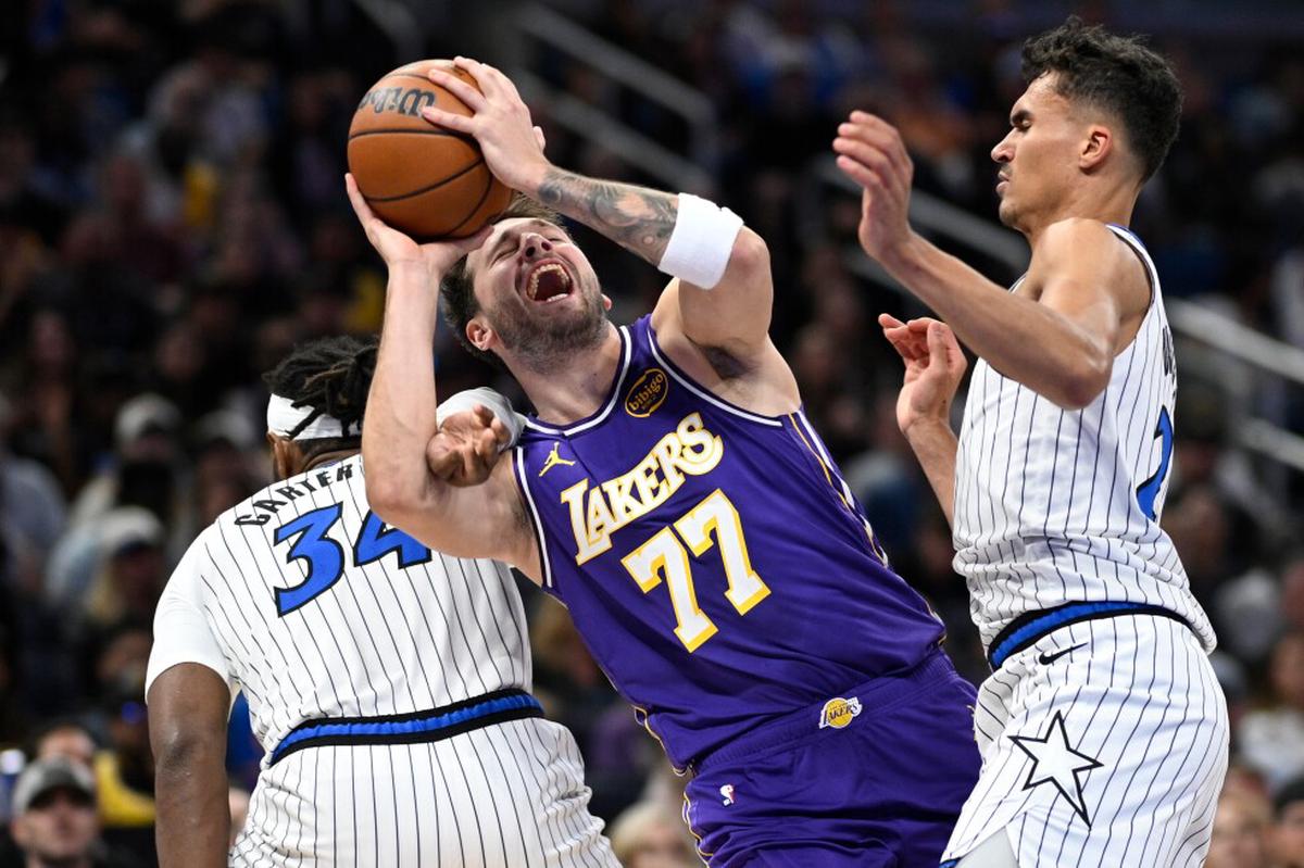 Luka Doncic se pierde el resto de la temporada regular con los Lakers por una distensión