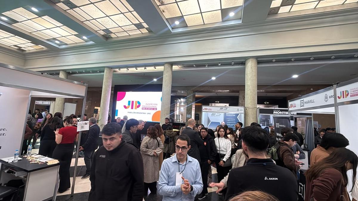 Empresas y consultoras participan de la Feria de Empleo de la UNC. (Celeste Benecchi/Cadena 3)