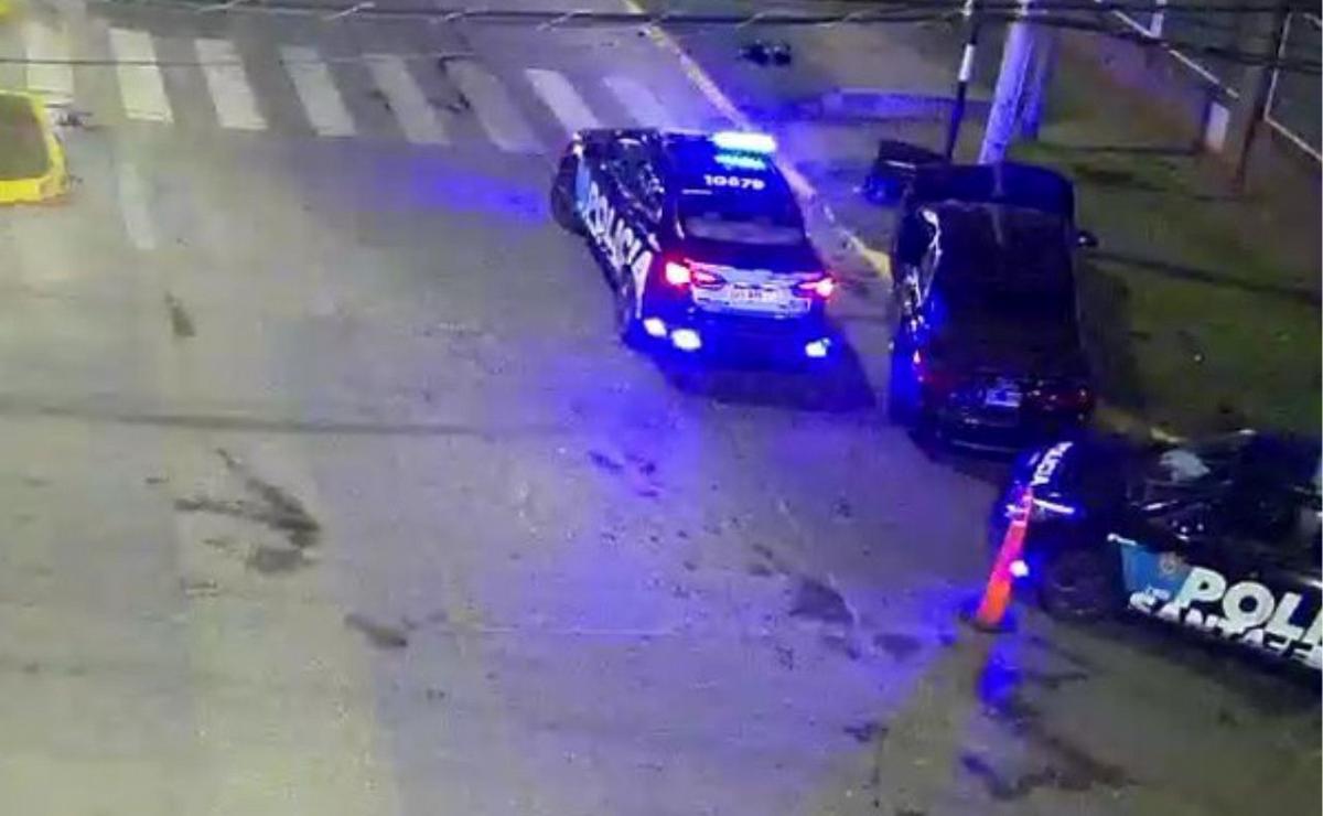 Imagen de la cámara de seguridad ubicado en la esquina de Mendoza y Wilde.