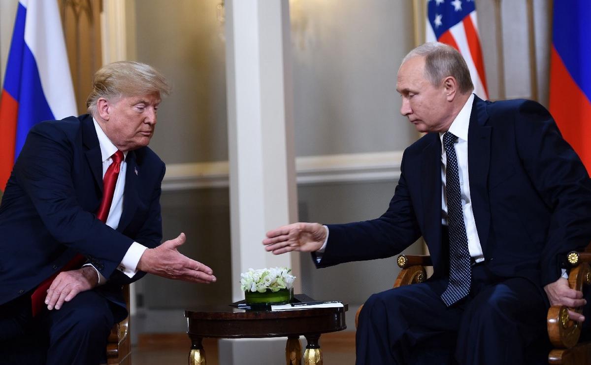 FOTO: Donald Trump y Vladimir Putin, en un encuentro en Helsinki en julio de 2018. (NA)