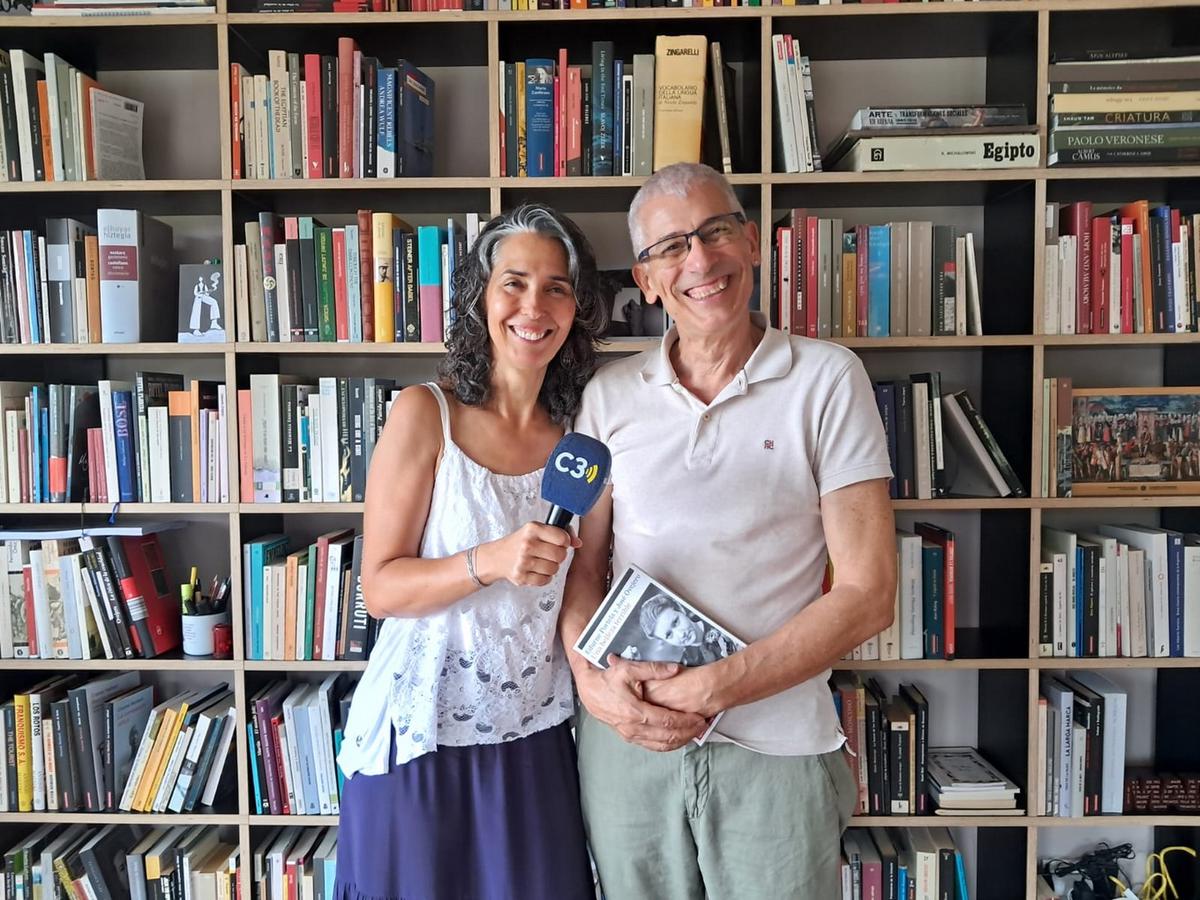 Edurne Portela y José Ovejero, en su casa de la provincia española de Vizcaya.