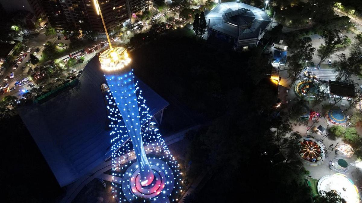 Ya está encendido el árbol de Navidad en Córdoba. (Foto: Daniel Cáceres/Cadena 3)