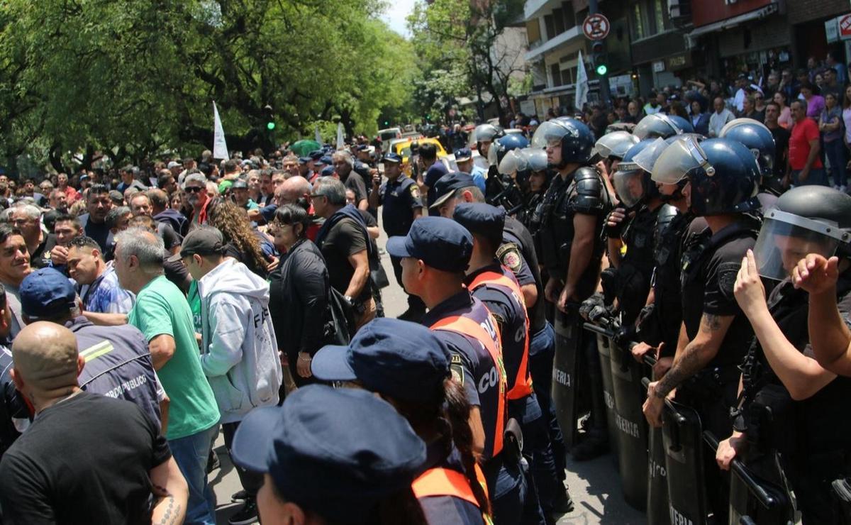 FOTO: El Suoem marchó por el centro de Córdoba (Foto: Daniel Cáceres/Cadena 3).