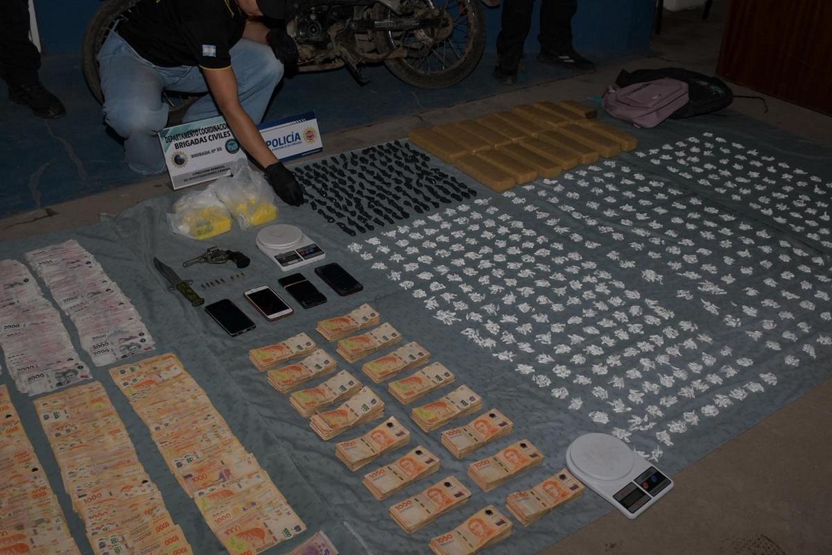 Además de estupefacientes, había armas de fuego y blancas, cartuchos y celulares.