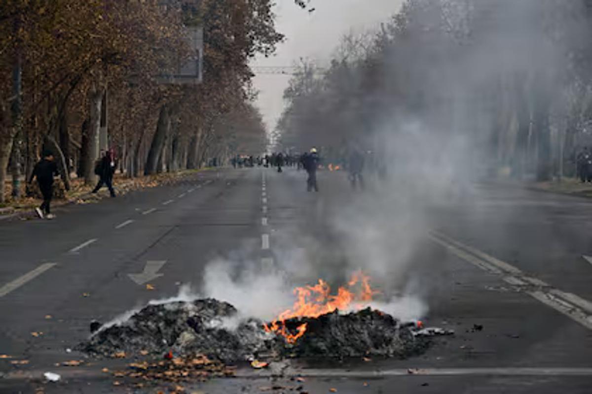 Choques entre carabineros y manifestantes por marcha contra recortes sociales.