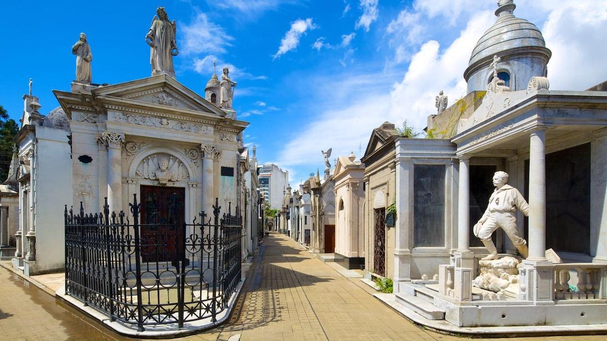 Las calles del cementerio conforman un verdadero catálogo de estilos arquitectónicos que incluyen el neoclásico, el neogótico, el barroco, el art nouveau y el art déco.