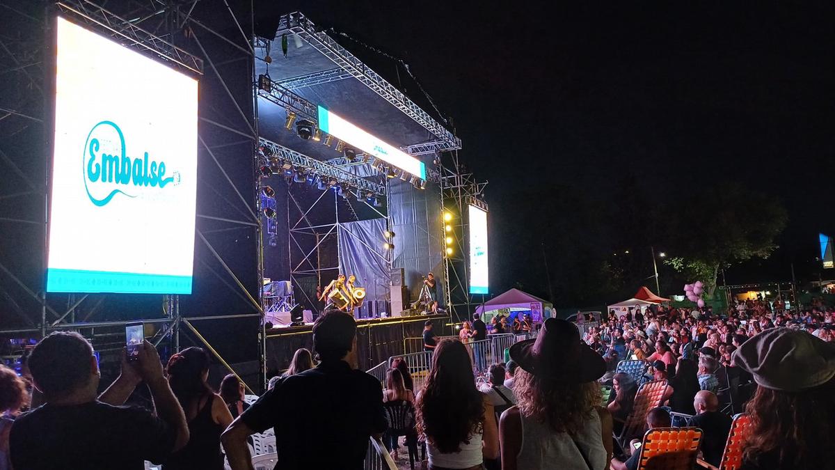 FOTO: Gran noche para Embalse en su tradicional festival.
