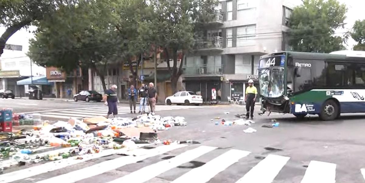 Choque entre un camión y un colectivo: hay bebidas desparramadas por la calle