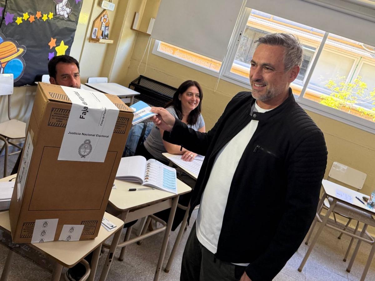 Ramón Mestre votó en Villa Warcalde.