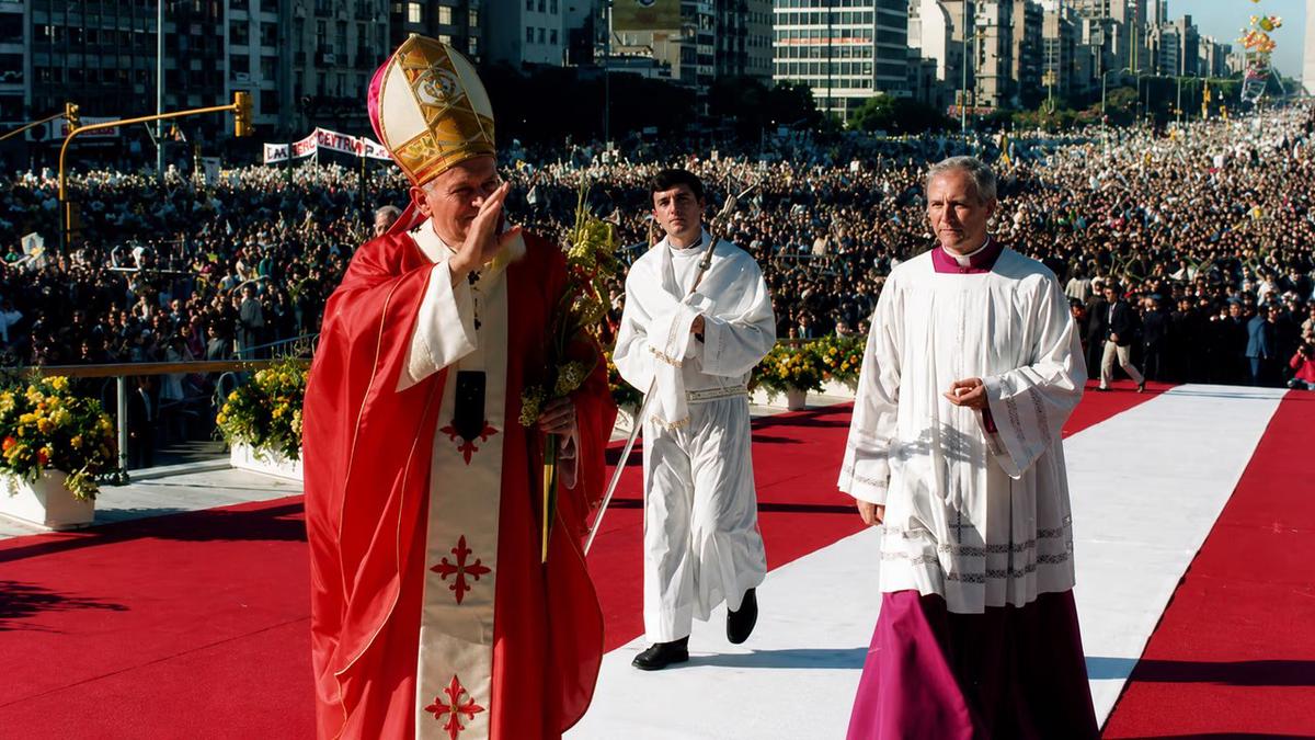 En su recordada visita de 1987, el Papa Juan Pablo II dio misa en una Avenida 9 de Julio repleta.