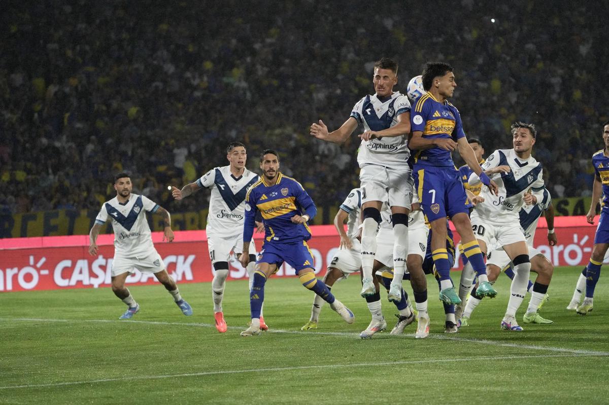 FOTO: Francisco Pizzini festeja el gol de Vélez. 