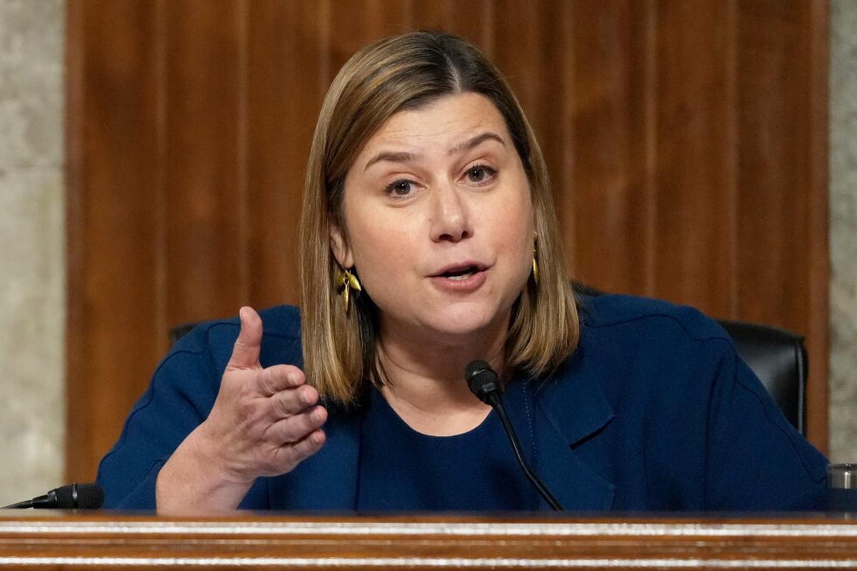 Senadora presiona a Hegseth y Caine para mantener al Ejército fuera de las elecciones
