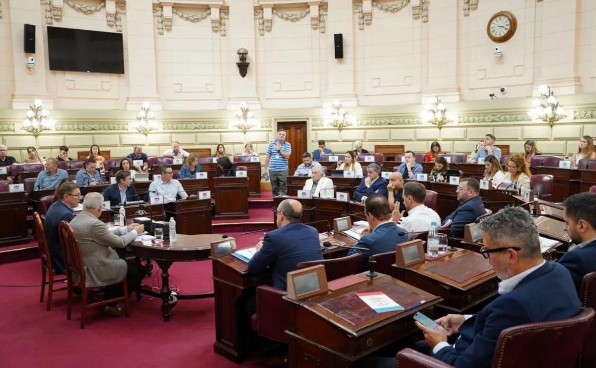 FOTO: Los legisladores se preparan para debatir varios proyectos.