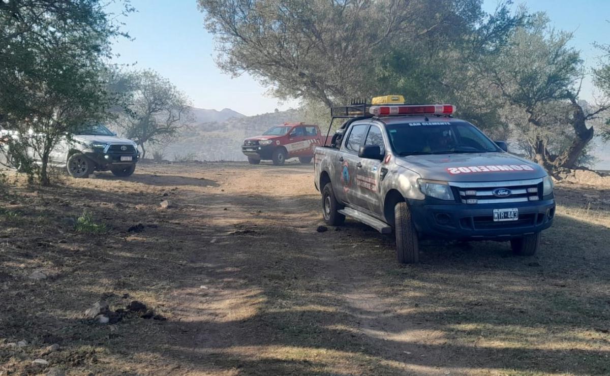 FOTO: Bomberos trabajan en un incendio en San Clemente: el fuego está contenido.