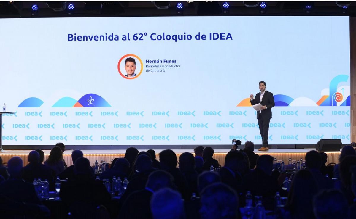 Hernán Funes, conductor de Radioinforme 3 Rosario, al frente de la tercera jornada de IDEA.