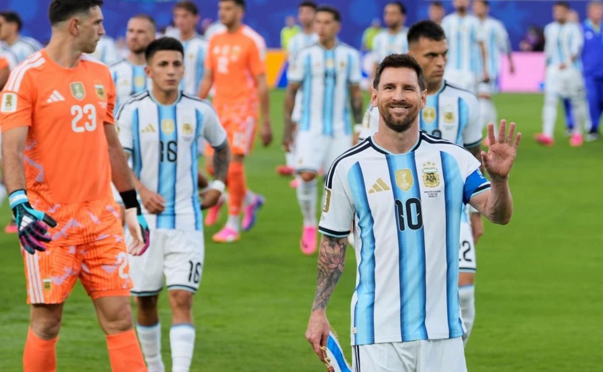 Lionel Messi sonríe tras la goleada a Argelia. (Foto: AP)