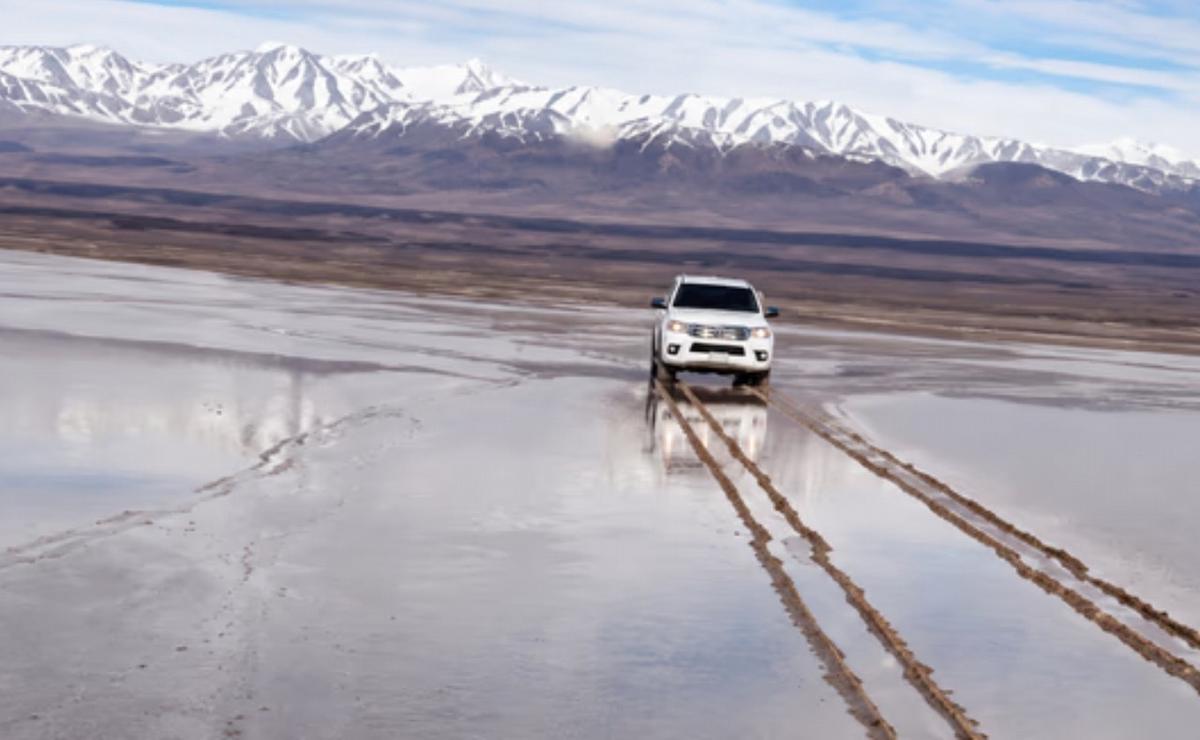 La camioneta dejó 150 metros de huella en la tierra.