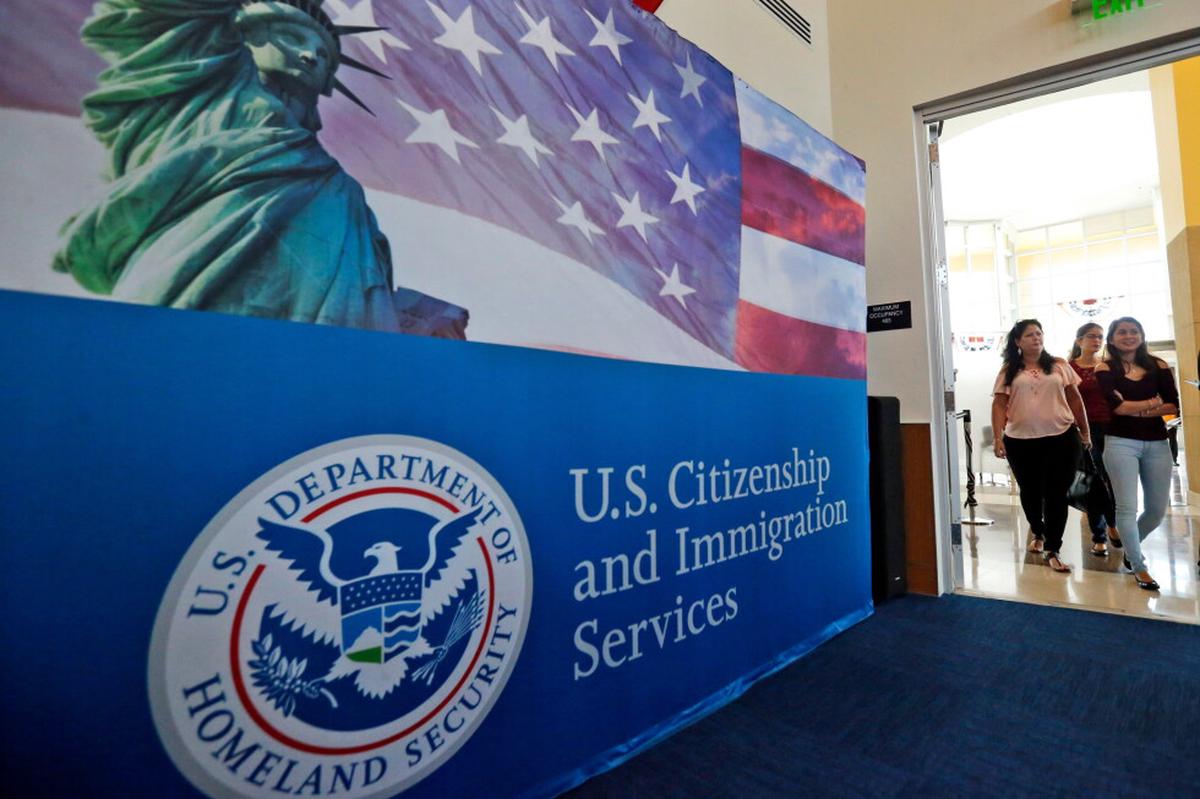 Juez de EEUU anula cuota de 100.000 dólares para nuevas visas H-1B decretada por Trump