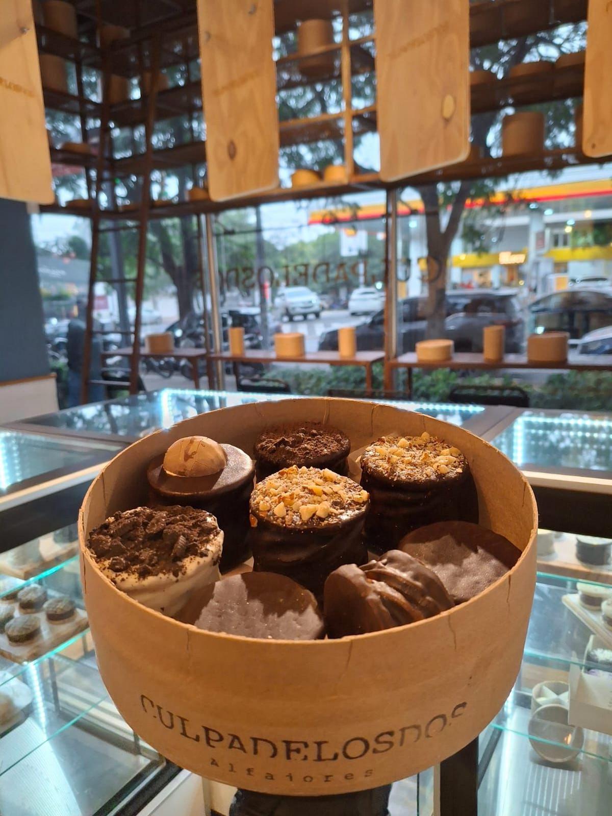 FOTO: De preparar alfajores en la cocina de un departamento a cinco locales en Córdoba