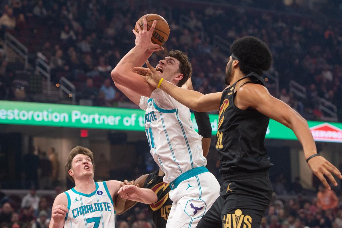 Knueppel anota 29 puntos y Miller suma 25 en victoria de Hornets 119-111 sobre Cavaliers
