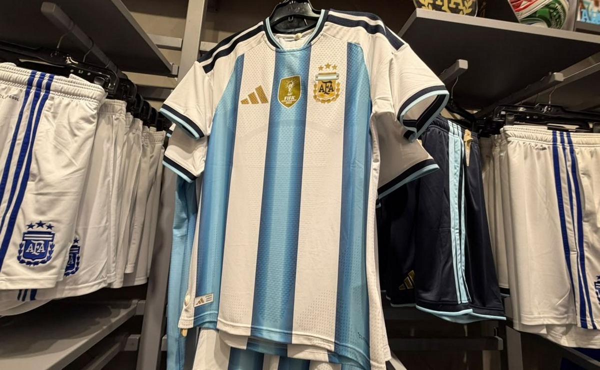 Venta de camiseta de la Selección Argentina en la previa de la final.