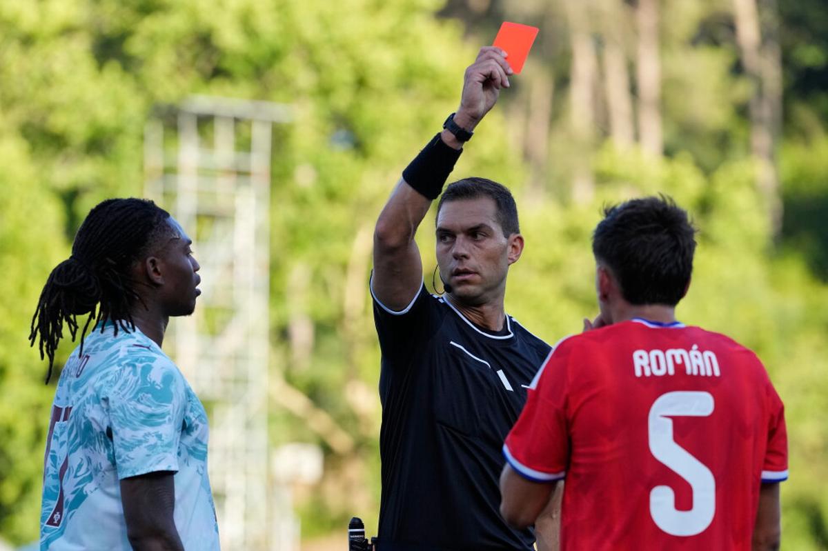 Leão expulsado en duelo de preparación de Portugal ante Chile al Mundial por golpear a un rival