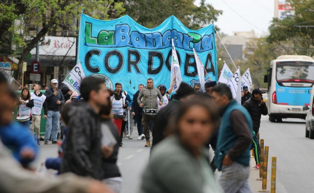 FOTO: Marchan en Córdoba contra el veto a la Ley de Movilidad Jubilatoria (Daniel Cáceres).