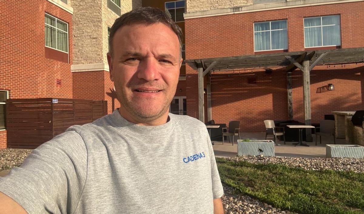 El periodista de Cadena 3, Mauricio Coccolo, en la ciudad de Kansas.