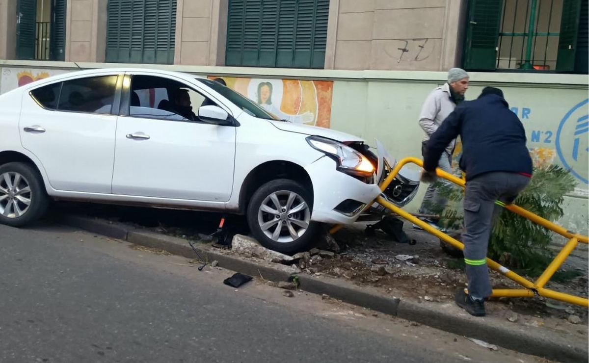 Una de las ruedas del auto quedó incrustada entre los canteros y las vallas.