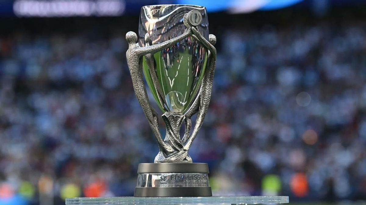 El trofeo que levantará el campeón de la Finalissima.