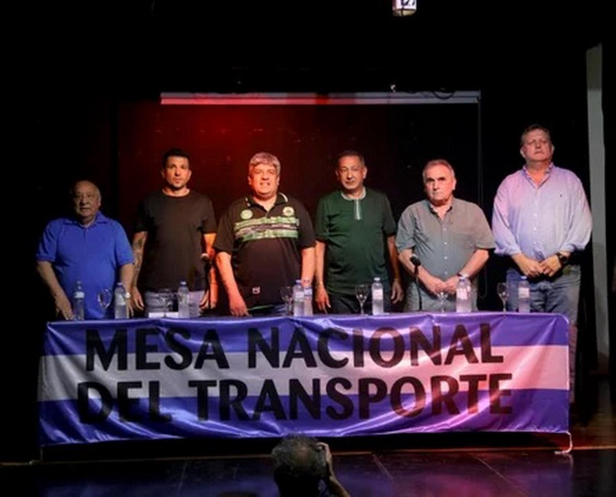 FOTO: Los líderes de los sindicatos del transporte, en conferencia de prensa.