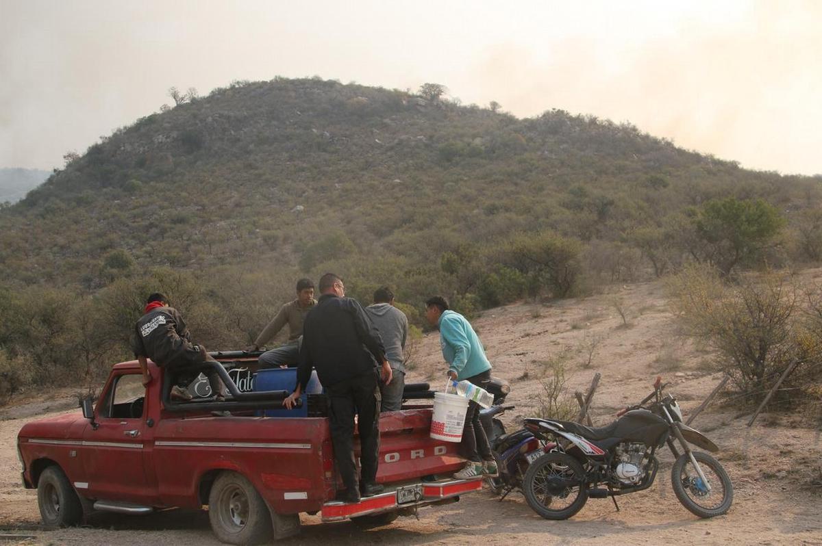 FOTO: Sigue el combate del fuego en Capilla del Monte. (Daniel Cáceres/Cadena 3)