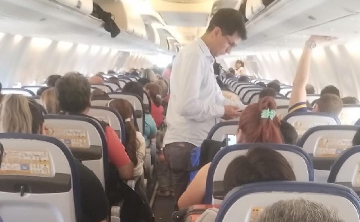 FOTO: Pasajeros encerrados en un avión por las asambleas de Intercargo. (@Melinaaabazan)