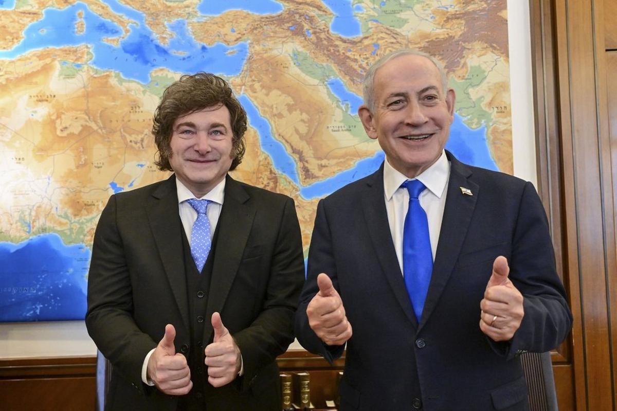 Milei sonríe junto al primer ministro de Israel, Benjamín Netanyahu en una reciente visita a Israel