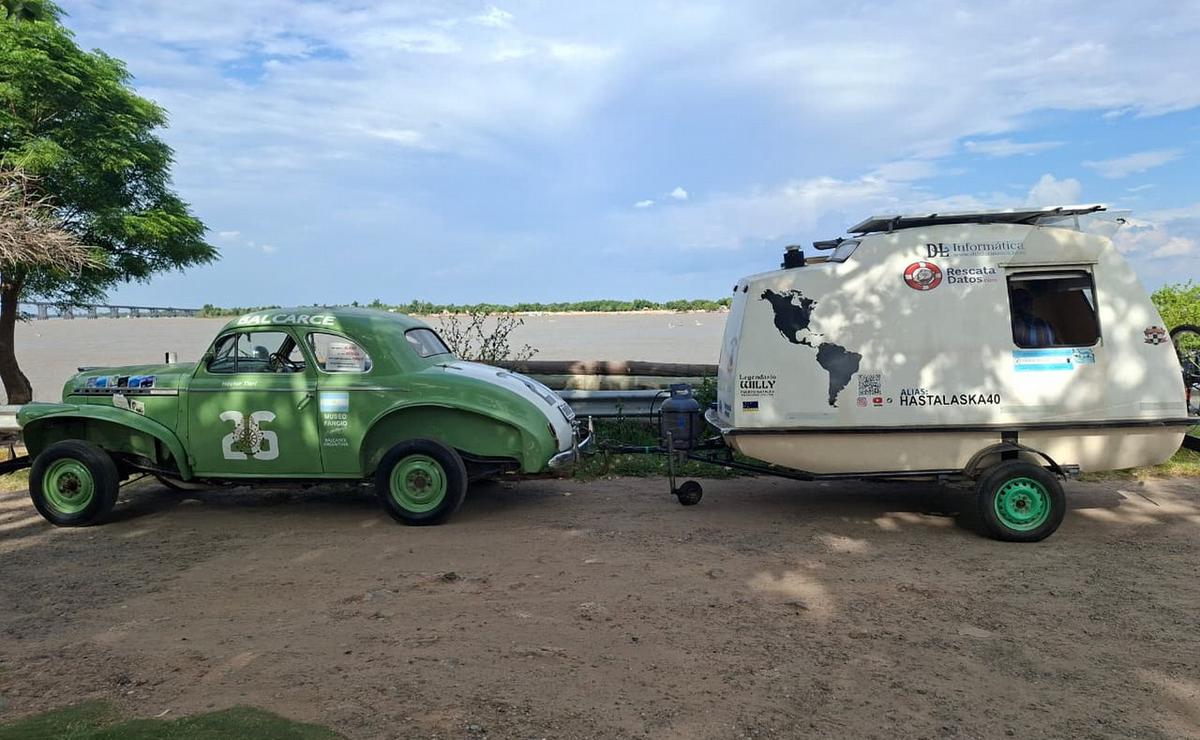 De Ushuaia a Alaska en un auto de 1940: pasión, historia y sueños de familia.