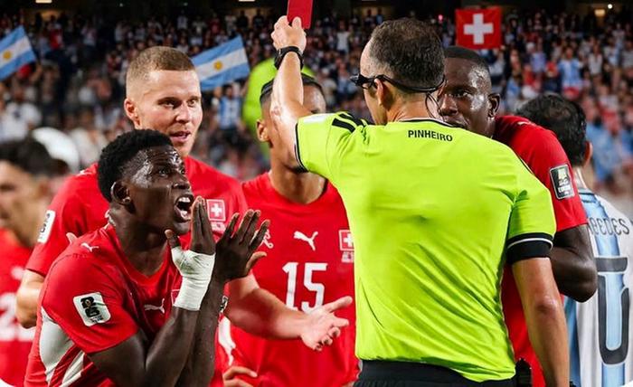 La IFAB reconoció el error en la expulsión del suizo Embolo ante Argentina