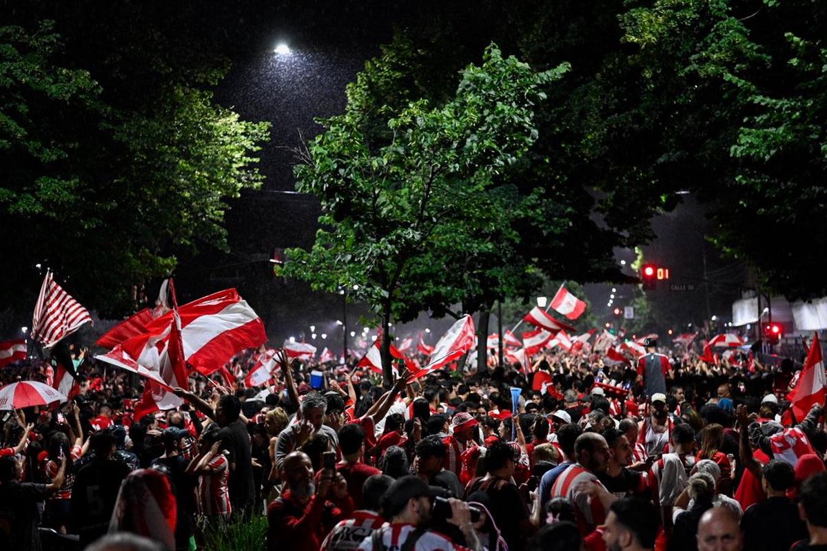 El festejo de los hinchas de Estudiantes tras consagrarse campeones del Torneo Clausura. (Foto NA: @Edelpoficial)