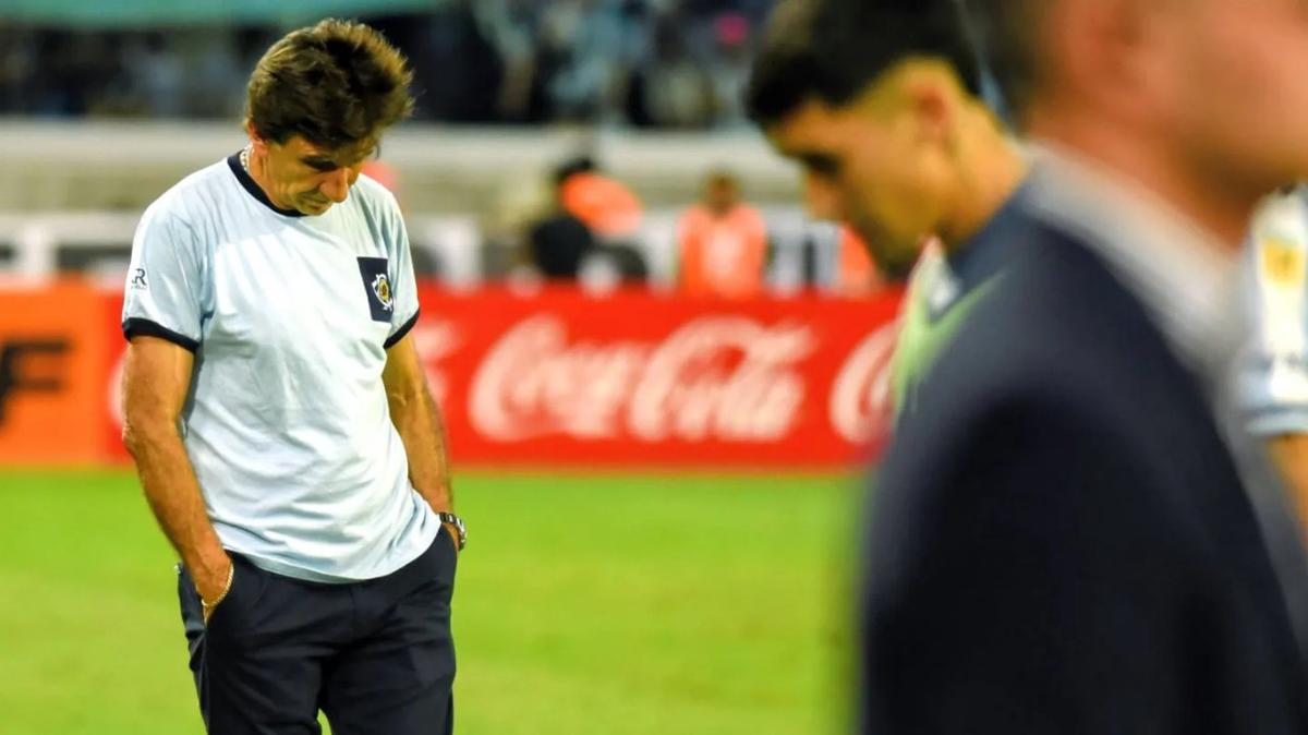 Gustavo Costas con la cabeza baja tras la derrota por penales.