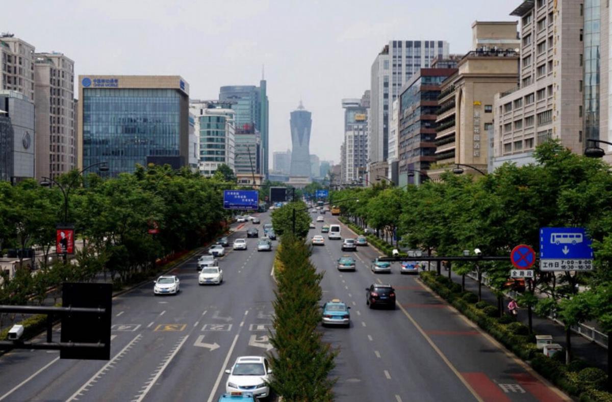 Una calle moderna de Hangzhou, China.